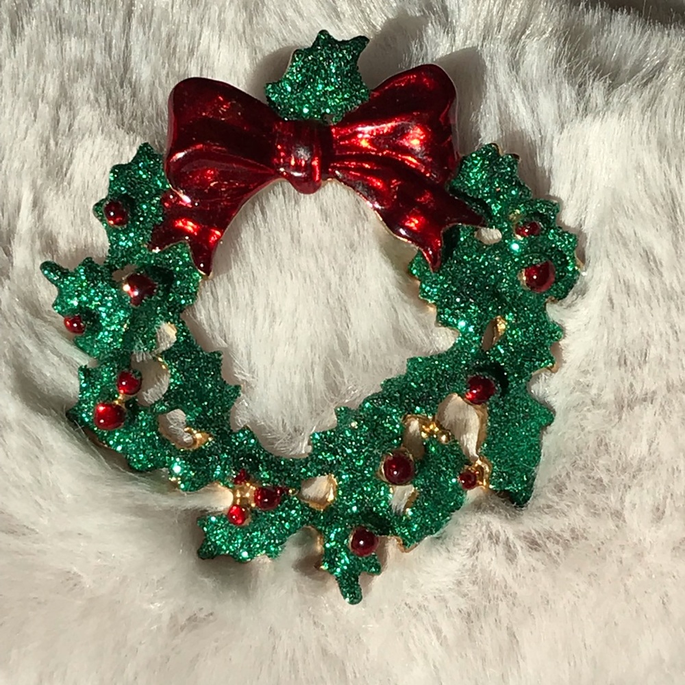 Christmas Holiday Winter Wreath pin- 2” X 2” enamel and glitter Like New